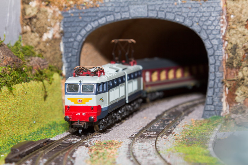 トンネルから鉄道模型